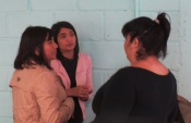 (Foto de Archivo) La defensora penitenciaria, Viviana Luco junto a su asistente, atienden las consultas de mujer privada de libertad en Vallenar.