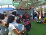 Momento de entrega de los regalos de Navidad al grupo de madres internas en la C&aacute;rcel de Iquique.