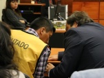 El Defensor Penal P&uacute;blico Rodrigo Torres junto a Juan Carlos Quispe durante la lectura del fallo que lo declar&oacute; inocente del homicidio a dos policias 
