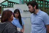 El Defensor Penal Juan Pablo Alday y la asistente administrativa de Temuco Jacqueline Romero atendiendo consultas en Puerto Saavedra
