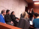 Al extremo izquierdo, los dos imputados por fabricar hilo 'curado'. Al centro, atr&aacute;s, la traductora de se&ntilde;as, explicando sus cargos a Andr&eacute;s A.