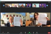 Ambas autoridades exhiben el convenio firmado