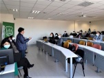 El facilitador intercultural Horacio Cheuquelaf durante su exposici&oacute;n, acompa&ntilde;ado por dos de sus compa&ntilde;eras de la Defensor&iacute;a Penal Mapuche.
