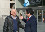 Rub&eacute;n Vigorena saluda afectuosamente a su defensor Silverio Fuentes tras ser absuelto tras ser detenido por carabineros que ahora son investigados 