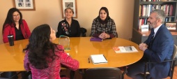 El defensor regional de Atacama, Ra&uacute;l Palma hace entrega de la Revista 93 a la Seremi de la Mujer, Mar&iacute;a Fernanda Gonz&aacute;lez. 