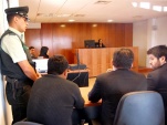 Los defensores penales p&uacute;blicos Enmanuel Toloza y Gabriel Carri&oacute;n acompa&ntilde;an al primer imputado (a la izquierda) que atendi&oacute; el nuevo Tribunal de Garan