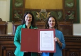 La Defensora Regional Metropolitana Norte, Daniela B&aacute;ez junto a la alcaldesa de Santiago Irac&iacute; Hassler.