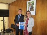 El Defensor Regional Claudio P&eacute;rez y la Seremi de la Mujer y Equidad de G&eacute;nero, Valentina Stagno, exhiben el afiche del seminario Defensa de Mujeres.