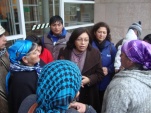 La defensora Mar&iacute;a del Rosario conversando a la salida del Tribunal con la comunidad del machi Celestino C&oacute;rdova