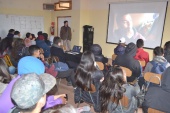 Medio centenar de estudiantes conocieron el caso del exonerado del proyecto Inocentes. 