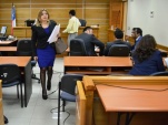 La defensora penal B&aacute;rbara Chand&iacute;a al salir de la sala de audiencias apenas terminado el segundo juicio oral por el Caso Muebles de Iquique.