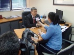 El equipo de TRC Televisi&oacute;n entrevistando al Defensor Regional de Tarapac&aacute;.