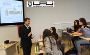 El periodista de la Defensor&iacute;a Metropolitana Norte Jos&eacute; Ignacio Aguirre expone ante estudiantes de periodismo de Universidad Adolfo Ib&aacute;&ntilde;ez 