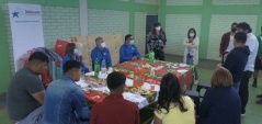 El equipo de la Defensor&iacute;a de Atacama comparte un rico c&oacute;ctel con los j&oacute;venes y profesores del centro de Paipote.