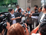 El defensor Jaime Pacheco, habla con la prensa.