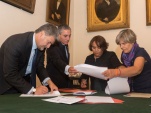 El Defensor Nacional suscribe el acuerdo, junto a un representante de la PDI, la directora del Sename y la subsecretaria de Derechos Humanos.