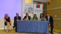 la Defensora junto a los expositores del Seminario Forense del SML