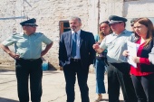 El defensor regional de Atacama, Ra&uacute;l Palma Olivares recorre los patios del CCP de Copiap&oacute;. 