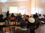 La facilitadora intercultural, In&eacute;s Flores, dialogando con m&aacute;s de veinte habitantes de Tignamar en charla de defensa especializada ind&iacute;gena