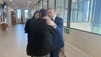 Tras el veredicto absolutorio el defensor de Natales contuvo emocionalmente a su representada