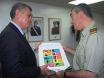 El Defensor Regional Marco Montero entrega la muestra del material de difusi&oacute;n de derechos al general (C) Fernando Petit.