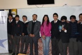 El defensor juvenil, Angel Guerrero con la asistente social, Yesenia Cortes con los alumnos del 2&deg; medio del Colegio Salesiano.