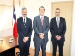 El defensor regional, Ra&uacute;l Palma junto al nuevo fiscal regional, Alexis Rogat y el director administrativo de la DPP, Patricio Gajardo.