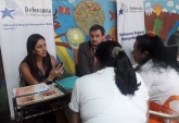 Defensores p&uacute;blicos Patricia Alvarado y Mauricio Jara explican sus derechos a imputadas migrantes sometidas a prisi&oacute;n preventiva.