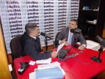 El Defensor Regional de Tarapac&aacute; al locutor Marcelo L&oacute;pez, de Radio Paulina. en din&aacute;mico di&aacute;logo al aire.