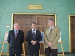 El Defensor Regional Claudio P&eacute;rez (al centro) con el Decano Alberto Balbont&iacute;n (a la izquierda) y el profesor Jos&eacute; Luis Guzm&aacute;n.