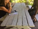Una conversaci&oacute;n cercana sostuvo la defensora Y&eacute;ssica Aguilera con sus representados.