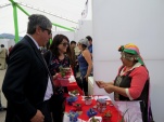 Ubelinda conversando con el Jefe de la Unidad de Estudios, V&iacute;ctor Providel, y la Trabajadora Social, Macarena Mart&iacute;nez.