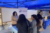 La trabajadora social de la Defensor&iacute;a Regional, conversa con profesionales del establecimiento respecto a los alcances de la Ley 20.084.