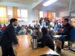 El defensor penitenciario, Freddy Acosta, se dirige a los internos en la c&aacute;rcel de Peumo