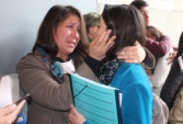 Ivonne Valdivia, madre del joven imputado por incendio de bus en Providencia, emocionada agradece a la defensora Andrea Lema la liberaci&oacute;n de su hijo