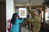 Carabineros de Angol reciben  afiche de "Derechos Imputados" 