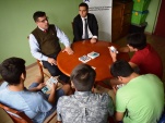 Los adolescentes del centro Iquique atendiendo explicaciones del Jefe de Estudios Gabriel Carri&oacute;n. 