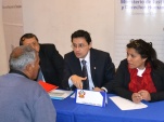 El C&oacute;nsul del Per&uacute; en Iquique (saliente), Mijail Quispe, atendiendo en una de las Plazas de Justicia organizadas por la DPP.