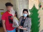 J&oacute;venes del CIP de San Bernardo, hicieron entrega de un regalo a la Defensor Loreto Flores, como agradecimiento por su labor.