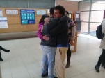 El joven abraza a su familia a la salida del Tribunal tras conocer su absoluci&oacute;n (gentileza diario La Discusi&oacute;n)  