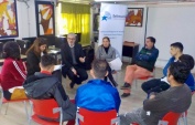 El defensor regional, Ra&uacute;l Palma y la jefa de estudios, Violeta Villalobos conversan conmemoran el d&iacute;a del orgullo gay con privados de libertad.