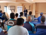 El jefe (S) de Estudios, Francisco Concha, junto a condenados del Centro Penitenciario de Arica.