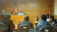 El defensor p&uacute;blico Luis Valdenegro junto a los imputados en la audiencia de formalizaci&oacute;n.