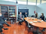 El Defensor Nacional y el Defensor Regional de Los R&iacute;os durante uno de los encuentros con funcionarias y funcionarios de la instituci&oacute;n. 