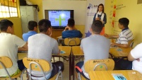 La psic&oacute;loga de la unidad de defensa juvenil en charla con los jovenes del CIP CRC