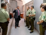 El defensor local jefe de Santiago, V&iacute;ctor Providel, en los calabozos de la 1&deg; Comisar&iacute;a, junto al mayor Jim&eacute;nez y otros oficiales.