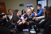 Ricardo Flores fue abordado por la prensa al t&eacute;rmino de la audiencia.