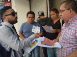 Vecinos de Iquique prestan atenci&oacute;n a las explicaciones sobre sus derechos en materia penal.