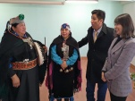 La Defensora Regional Viviana Castel, conversa con las "&ntilde;a&ntilde;as" y el jefe de la Oficina Santiago de la CONADI, Javier L&oacute;pez