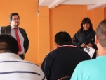 El defensor a cargo de la charla fue Hugo Peralta, junto a la facilitadora intercultural de la Defensor&iacute;a Regional, In&eacute;s Flores